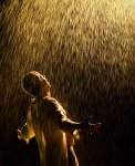 hombre-bajo-lluvia-intensa.jpg