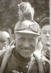 1927 - Tour. 3&#170; etapa, Hector Martin el ganador con un 'amigo'.jpg