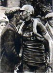 1927 - Tour. 7&#170; etapa, Le Drogo felicitado por su padre en Vannes.jpg