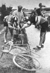 1927 - Tour. 7&#170; etapa, Frantz repara ayudado por De Waele.jpg