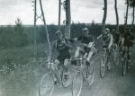 1927 - Tour. 10&#170; etapa, Leducq se remolca en Brosteaux.jpg