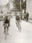 1927 - Tour. 17&#170; etapa, Charles Martinet alcanzado en Thonon por P&#233; Verhaegen que gana.jpg