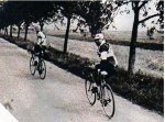 1927 - Tour. 20 &#170; etapa, Vervaecke y Debussch&#232;re esperan a Frantz, victima de un pinch.jpg