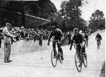 1927 - Tour. 22&#170; etapa, Martin bate a Van slembrouck en Charleville.jpg