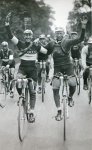 1927 - Tour. 24&#170; etapa, Andr&#233; Leducq y Nicolas Frantz celebran el final.jpg