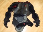 Peto con protecciones Dainesse Talla L.JPG
