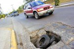 Vecinos-han-colocado-llantas-dentro-del-tragante-para-amortiguar-la-caida-de-los-vehiculos.-Tram.jpg