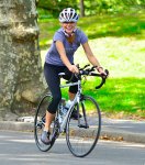 gwyneth_paltrow_bicycle_photo_183e0kt-183e0m1.jpg