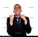 un-hombre-de-negocios-con-los-punos-cerrados-sobre-fondo-blanco_617680.jpg