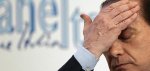 Silvio-Berlusconi-llevandose-palma-mano-frente.jpg