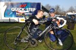 Boonen y Kurt Roose (Bel) Mecanico.JPG
