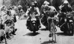 1975 - Tour. Bernad Theveneth deja a Merckx en la subida al Pra-Loup + - copia.jpg
