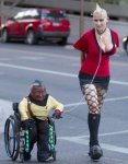 enana en silla de ruedas con mujer punki encadenada.jpg