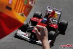 15809_fernando-alonso-con-la-bandera-de-espana-en-su-coche.jpg
