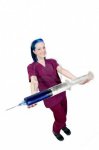 8892553-un-medico-o-enfermera-en-scrubs-preparando-una-inyeccion-en-una-jeringa-gigante.jpg