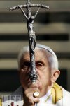 Papa y crucifijo.jpg