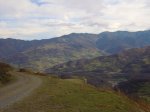 pista y a la derecha autopista y valle del Huerna.JPG