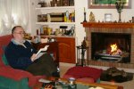 Leyendo junto a la chimenea (640x430).JPG