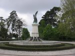 800px-Fuente_del_Ãngel_caido.jpg