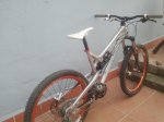 uzzi desde atras lat.jpg