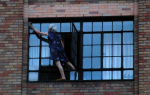 abuela-limpiando-ventana-1.png