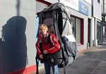 1363401038__rapaz mochileiro mochila enorme gigante bagagem viagem ferias.jpg