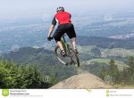 precipicio-de-salto-del-jinete-de-la-bici-de-montaa-55837462.jpg
