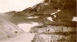 1910. Gustave Garrigou siempre por detrás de Lapize en el ascenso al Tourmalet..jpg