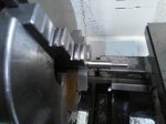 41Tornillo de titanio  en torno a cortar.jpg