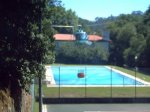 Helicoptero cogiendo agua en una piscina.jpg