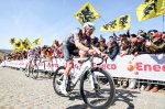 mathieu-van-der-poel-rijdt-op-de-paterberg-nog-voor-tadej-pogacar.jpeg