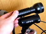 linterna-42-led-y-cateye-hl-320-en-bici.jpg