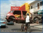hombre-bicicleta-cargando-auto.jpg