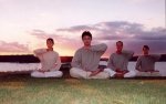 2007-11-07-xl--practicantes-meditando.jpg