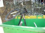 La bici en la basura.JPG