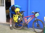 06_TomÃ¡s cargando las Ortlieb.jpg