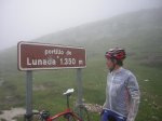 obserbando el cartel lunada.jpg