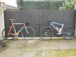 dos maneras distintas de entender el ciclismo.JPG