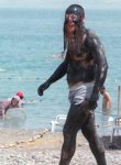 hombre_cubierto_barro_mar_Muerto.jpg