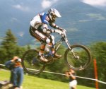 kaprun_99_dh_big1jump_sunn_w500.jpg