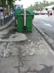 contenedores-de-basura-que-interrumpen-el-carril-bici-del-paseo-de-la-victoria.jpg