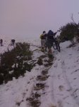 Mac y Juan subiendo andando por Nieve.JPG