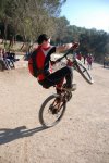 Yo haciendo un caballito con la Specialized Enduro Expert nuevecita del Abraham.JPG
