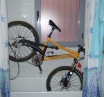 Mi bici en la ducha.jpg