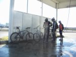 Arturo, Raul y Victor quitando el barro a las bicis.jpg