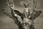 12-Damiel-sobre-la-estatua-.jpg