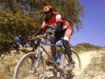Lechu, cruzando la bici.jpg